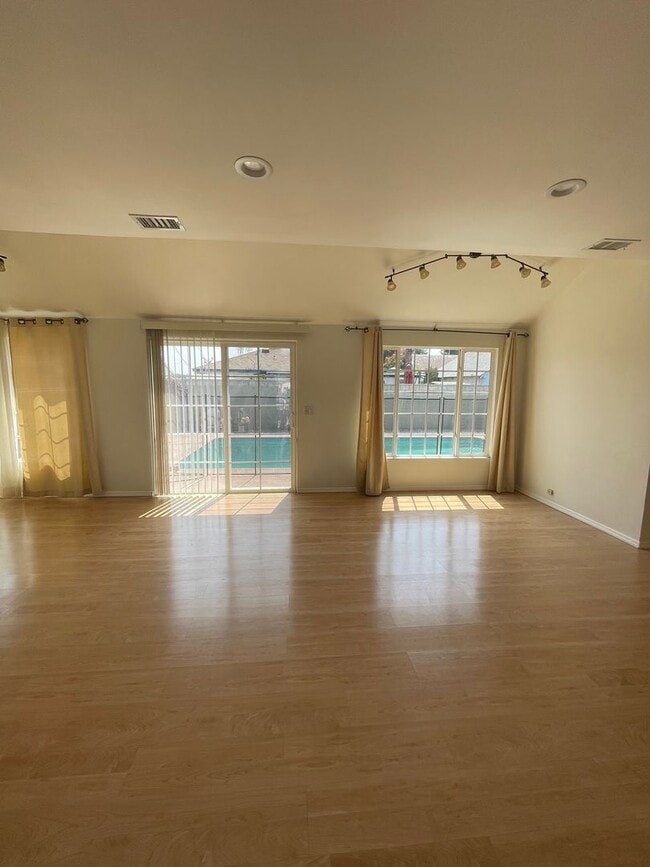 Building Photo - Charming 3 bedroom pool home