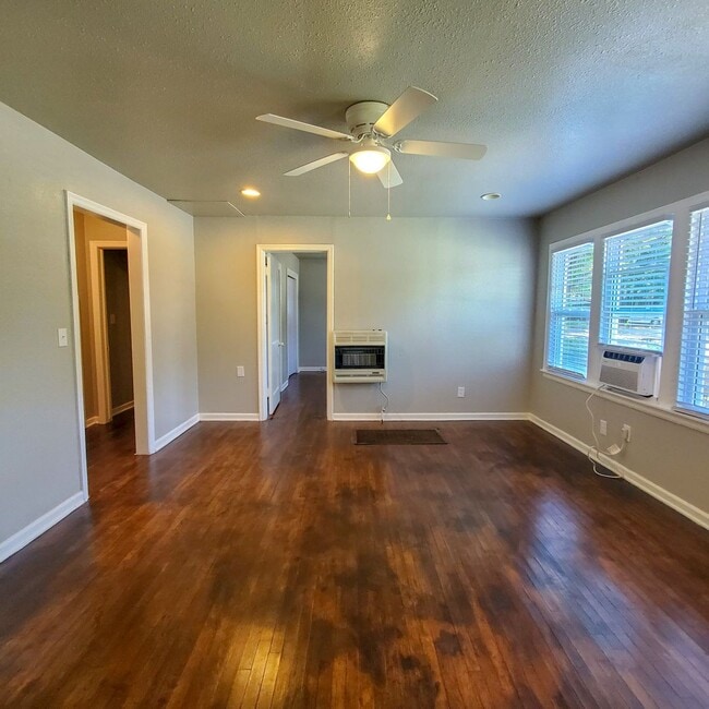 Building Photo - 2 Bedroom 1 bath Duplex