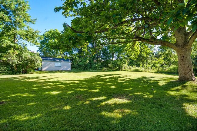 Building Photo - 572 Warren Rd