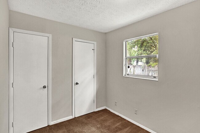 Building Photo - 3 bedroom/ 1.5 bathroom home in Cedar Hill...
