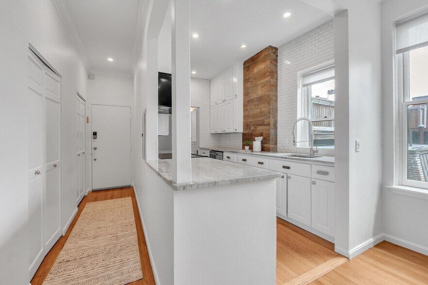 Building Photo - 17 Cazenove St