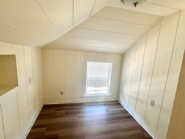 Building Photo - Portsmouth Neighborhood 3 story Home with Laminate H/W Floors, Fenced Backyard