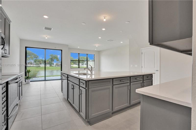 Building Photo - 2202 Appleton Cir S