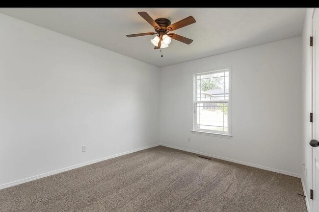 Building Photo - 523 Amber Ave