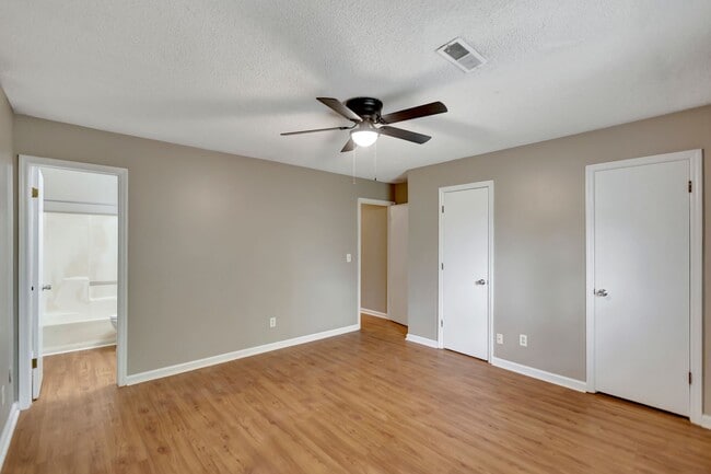 Building Photo - MOVE IN SPECIAL! Two Bedroom Pet-Friendly Unit in Gadsden Acres!