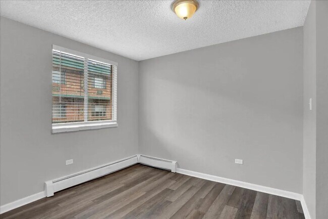 Building Photo - Beautifully Updated 1 Bed/1 Bath Apartment...