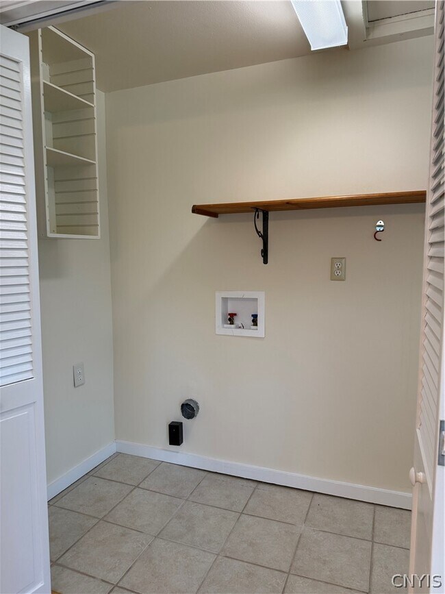 Building Photo - 3166B Seneca Turnpike