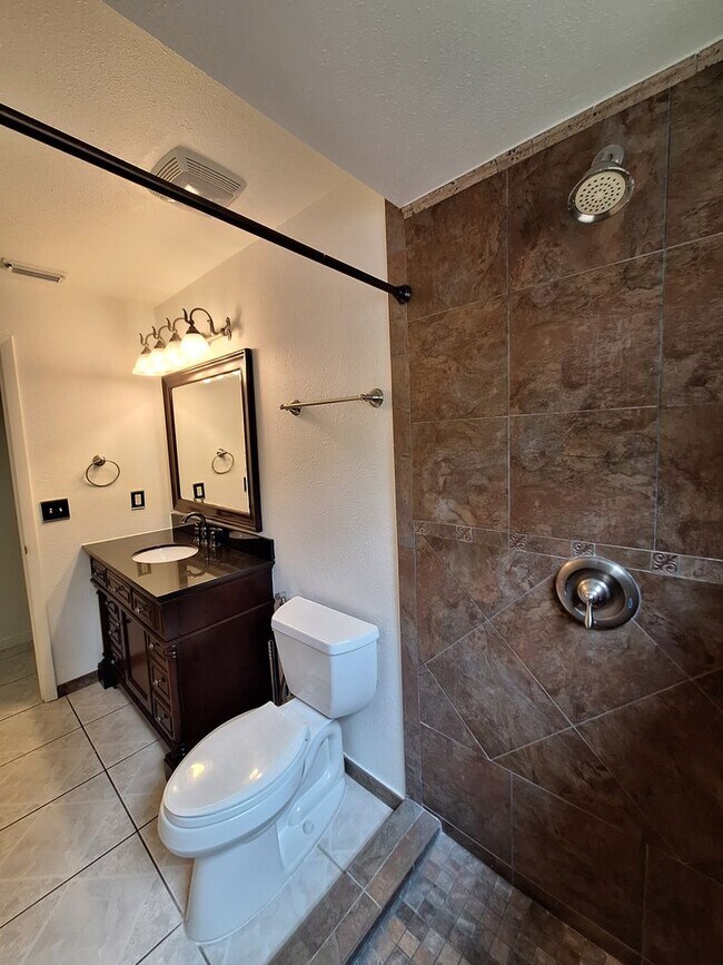 Building Photo - Spacious 4-Bed, 3-Bath Belle Isle Home wit...