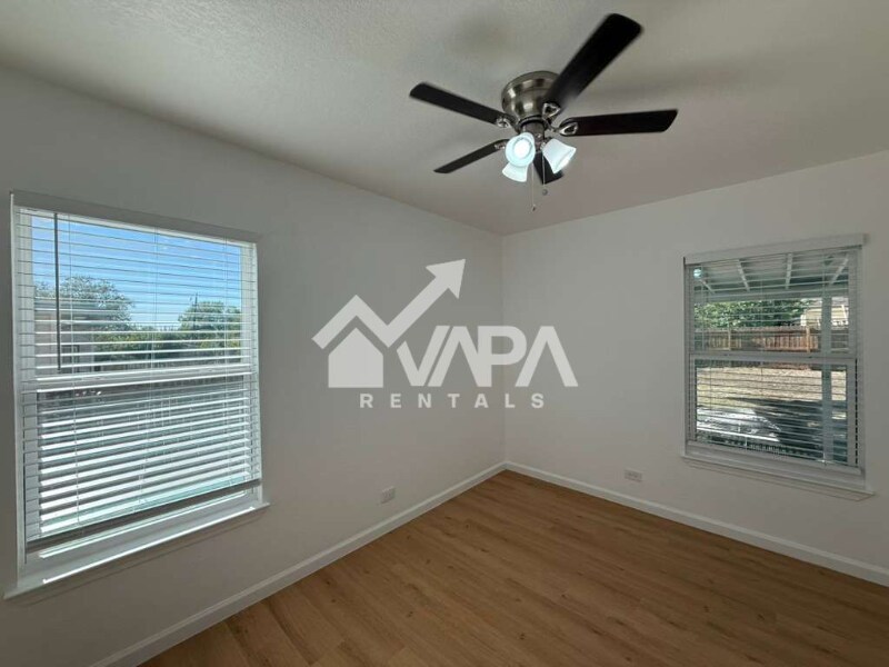 Building Photo - 115 Maurine Dr