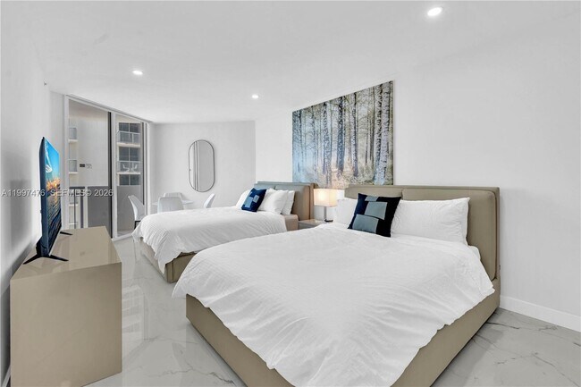 Building Photo - 17375 Collins Ave