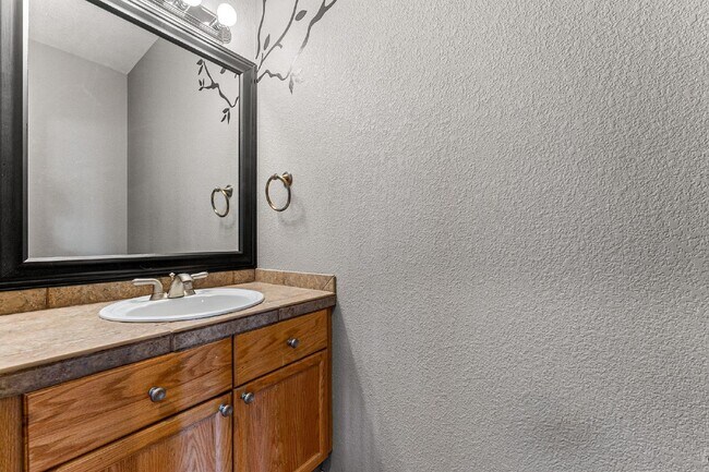 Building Photo - 4-Bed Arvada Home w/ Bedroom & Full Bathro...