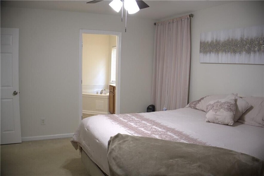 Building Photo - 64 Hill Crest Cir