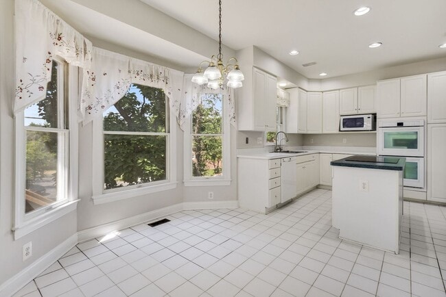 Building Photo - 3 Bed 2 Full Bath 2 Half Bath - Silver Spr...