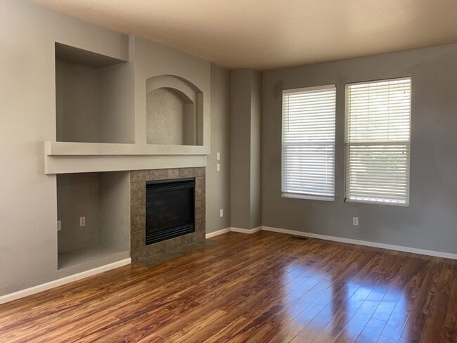 Building Photo - Beautiful 2-Story home near Ft Collins Country Club with easy access to I-25.