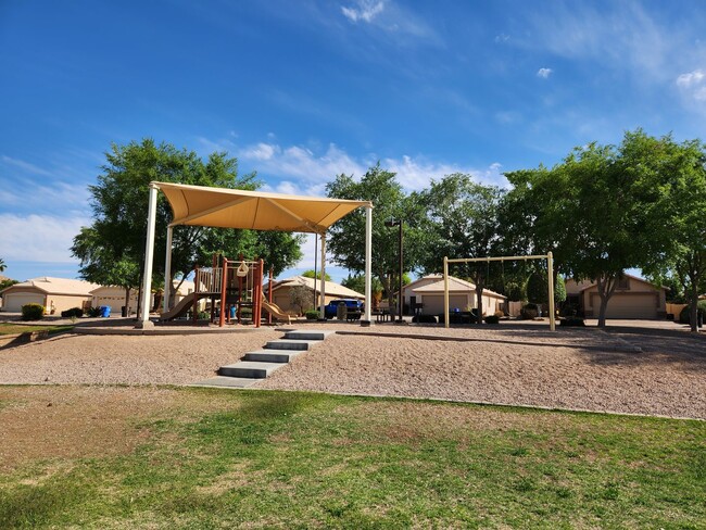 Building Photo - 3 Bedroom Home in Westbank Estates Near E ...