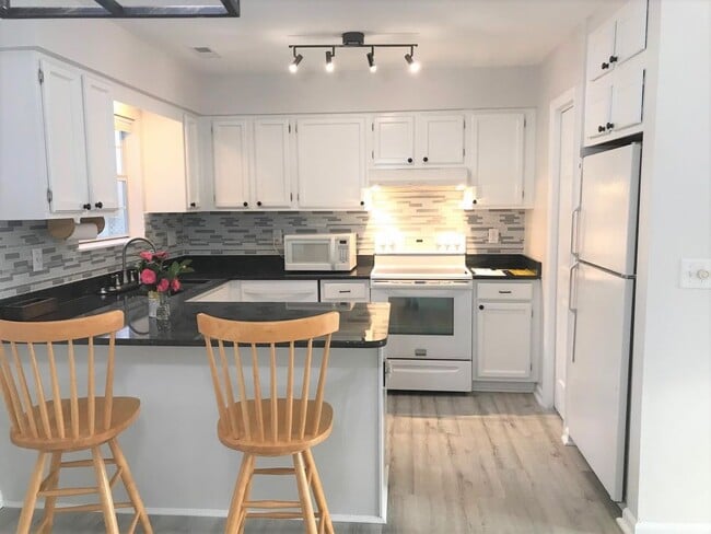 Building Photo - FOX RUN FARMS