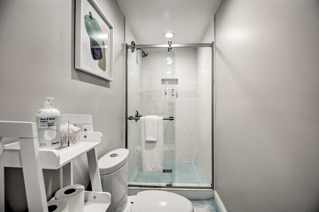 Building Photo - 696 Crescent Blvd