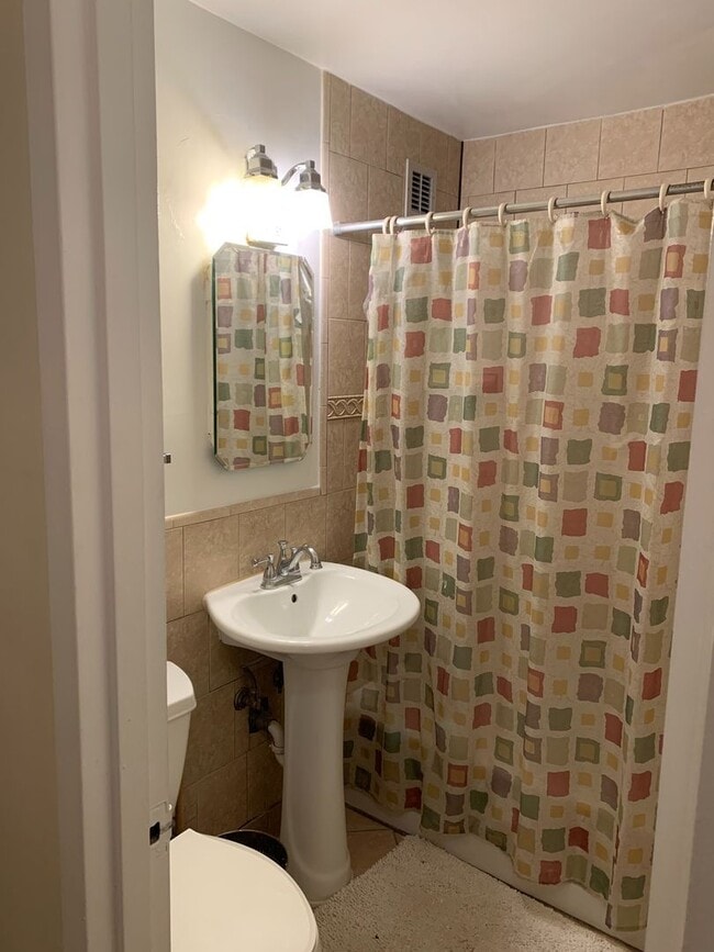 Building Photo - Spacious 1BR! Utilities Included! Rosslyn ...