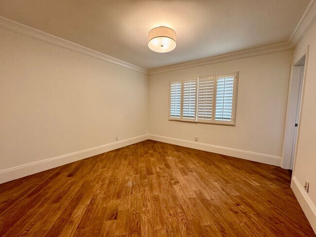 Building Photo - Magnificent views! Completely Private! One...
