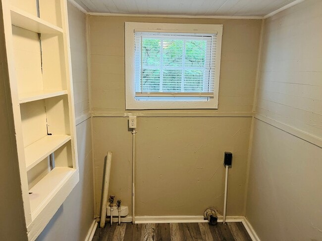 Building Photo - Cute as a button! 2 bed, 1 full bath, renovated cottage, hardwood floors, large porch, lots of ch...