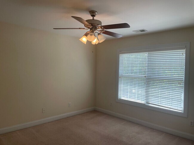 Building Photo - Outstanding Five Bedroom Three Full Bathro...