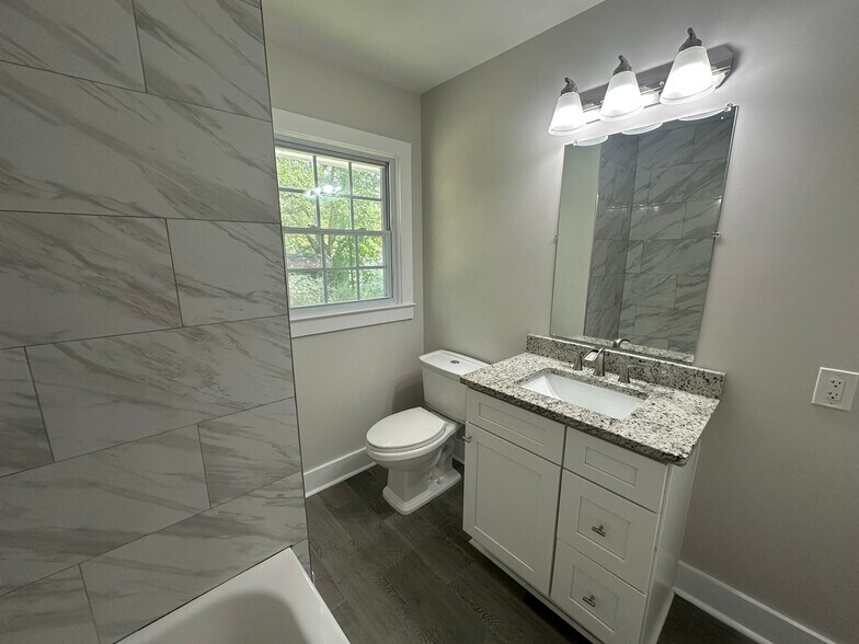 Building Photo - 569 Woods Dr NW