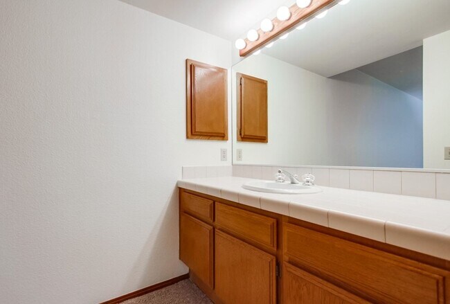 Building Photo - Prime Carlsbad Location - Available July 2025