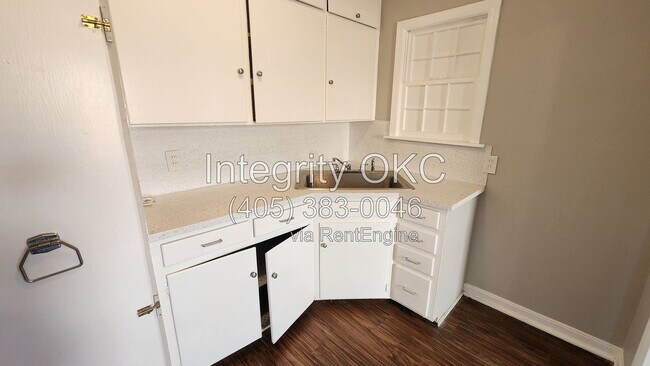 Building Photo - 409 N Key Blvd
