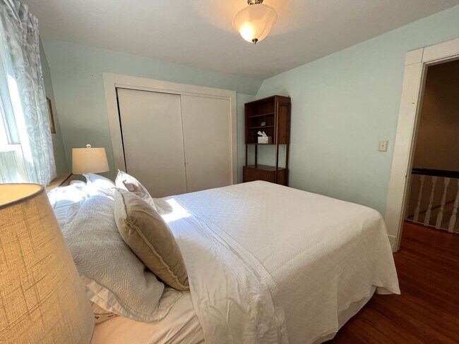 Building Photo - Beautiful East Rock Single Family House