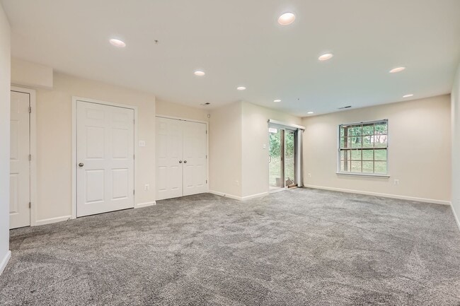 Building Photo - Spacious & Stylish 3BR/2.5BA TH in Frankli...