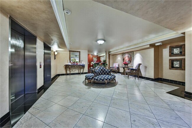 Building Photo - 1005 S Shepherd Dr