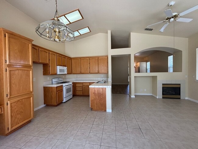 Building Photo - Three Bedroom Two Bathroom Home - Refriger...