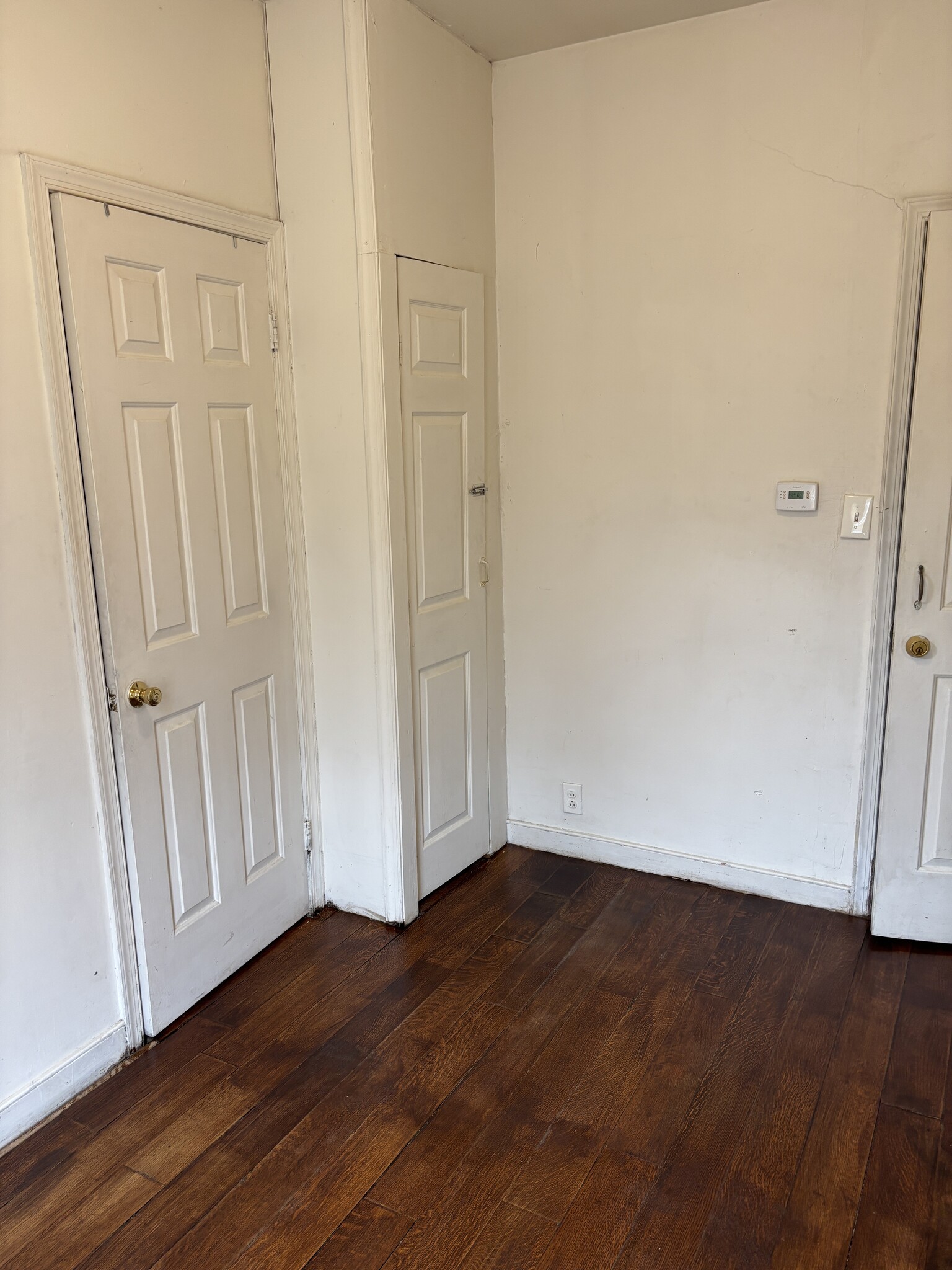 Entrance Room - 1326 W Pratt St