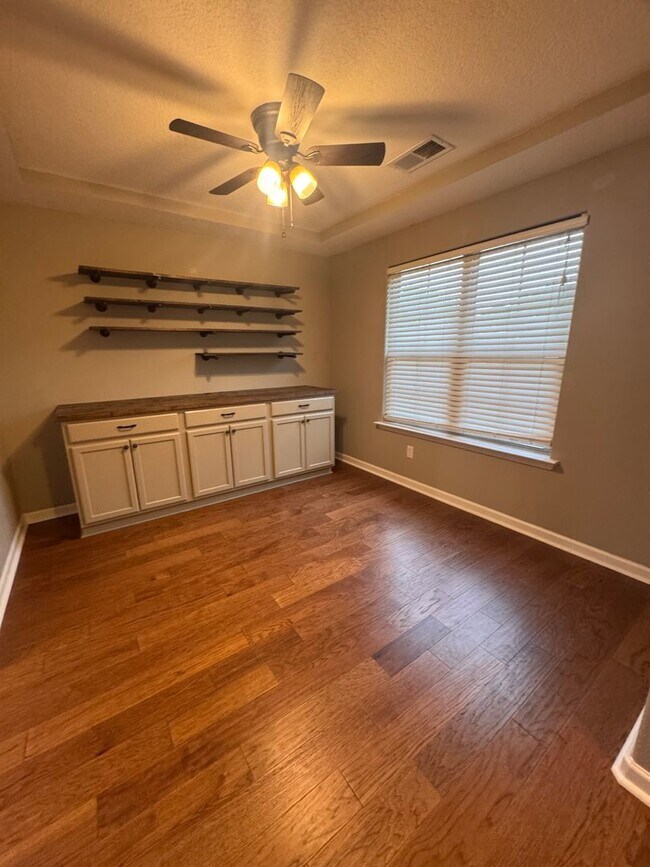 Building Photo - Beautiful 3 Bedroom, 2 Bath Home with 2-Car Garage!
