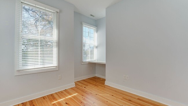 Building Photo - 3 Bedroom 3 Bath Apartment in North Centra...