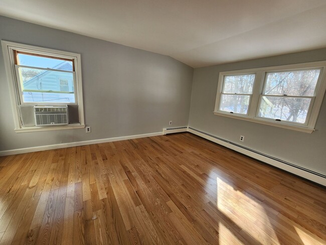 Building Photo - Make this Ridgewood house your next home!