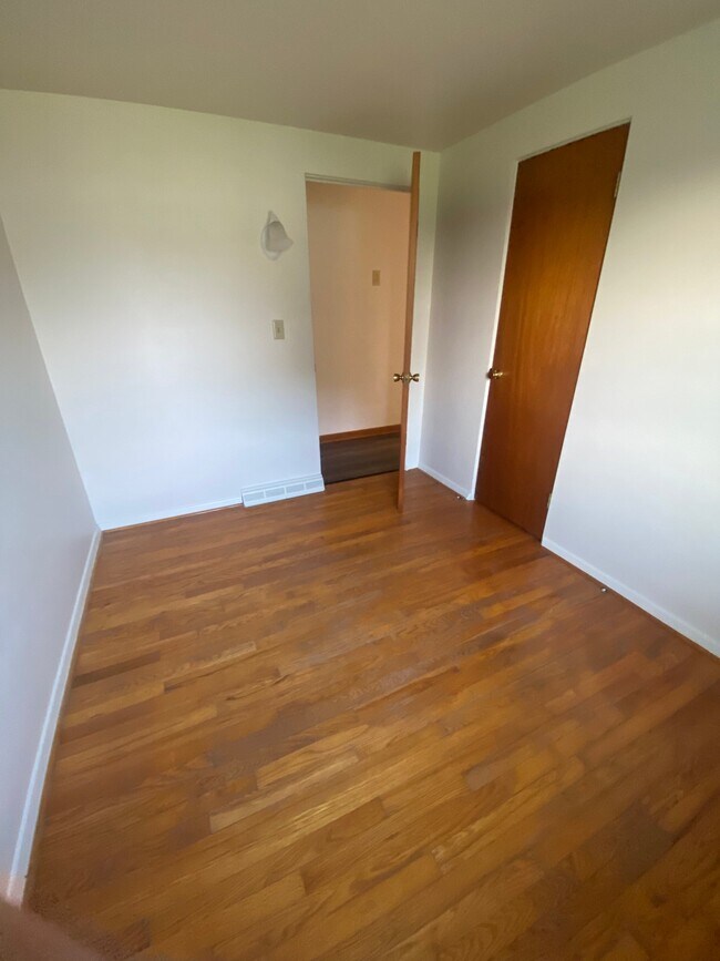 Building Photo - 420 E Maple St