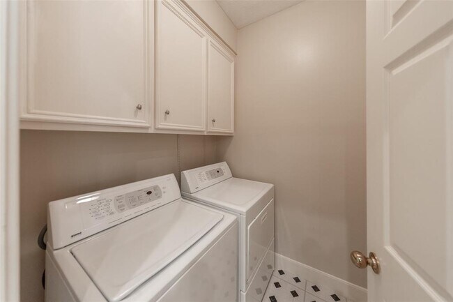 Building Photo - 9559 Doliver Dr