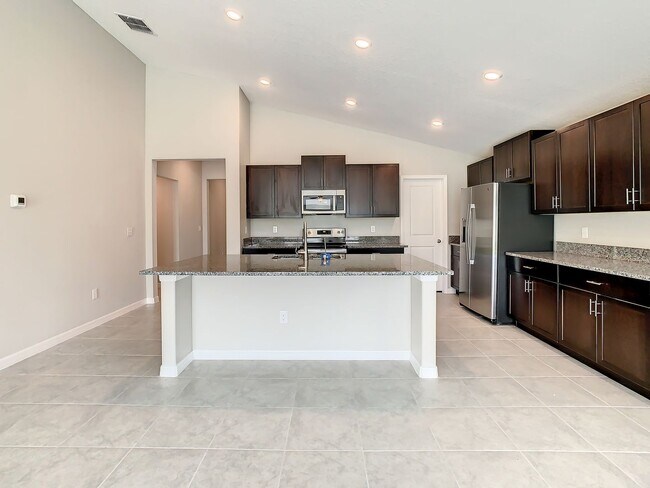 Building Photo - Beautiful 4 bedroom 2.5 bathroom Single Family House! Like new!