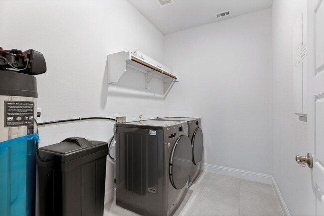 Building Photo - New 5 Bed, 3 Bath Modern Two-Story Home in Justin Crossing – Move-In Ready and Available Now!