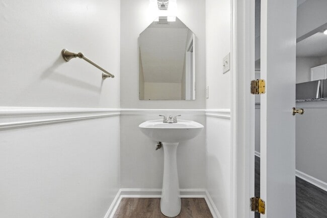 Building Photo - Oakhurst Living at Its Finest (Fresh Paint - New Carpet)