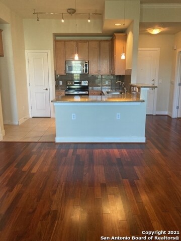 Building Photo - 7342 Oak Manor Dr