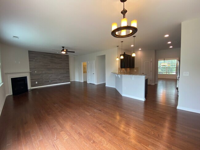 Building Photo - 454 Livingston Dr