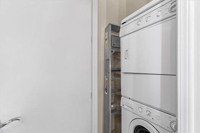 Building Photo - Charming 2BR Condo in Atlanta