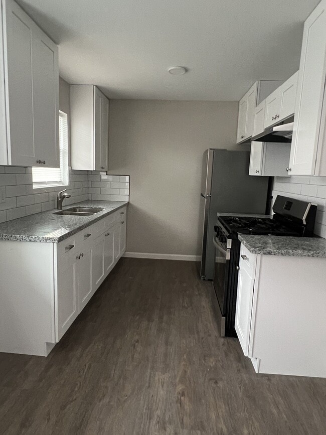 Building Photo - 9745 Long Point Rd