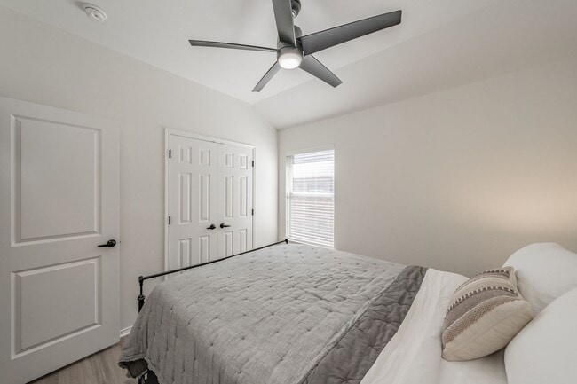 Building Photo - 3bed/2bath Cozy Chic with Backyard Oasis