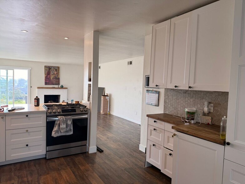 Building Photo - 6985 Ramfos Ln