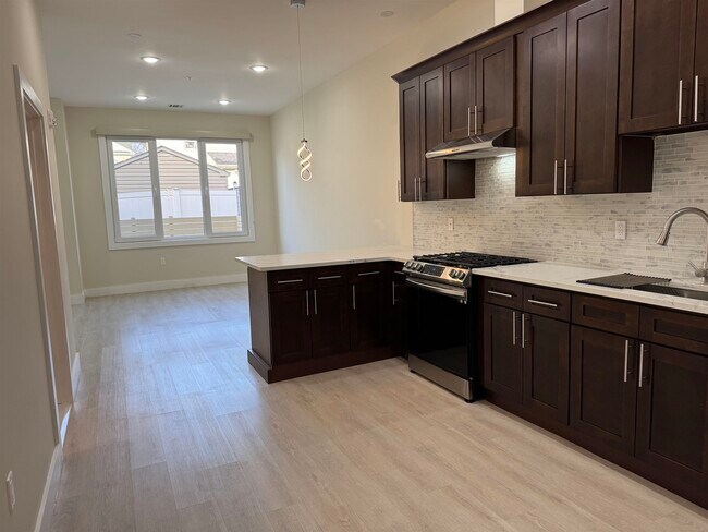 Building Photo - 527 Union Ave