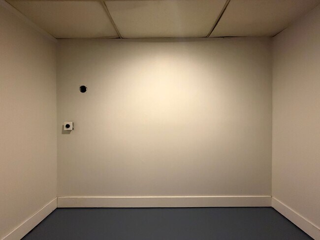 Building Photo - Large 4/2 with finished basement/bonus room- $1,895