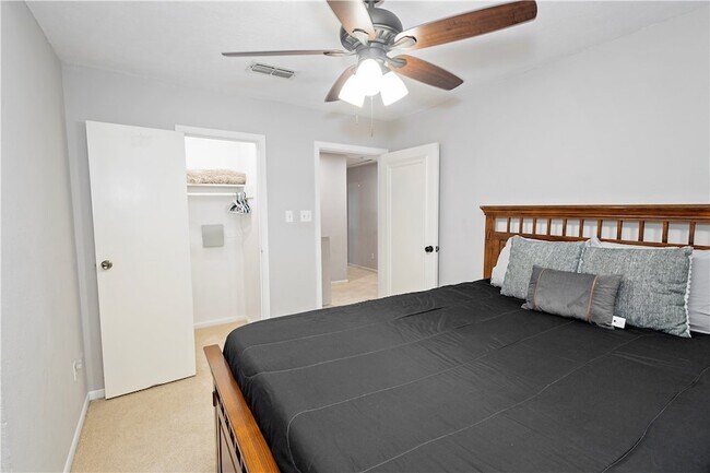 Building Photo - 426 Rossiter St